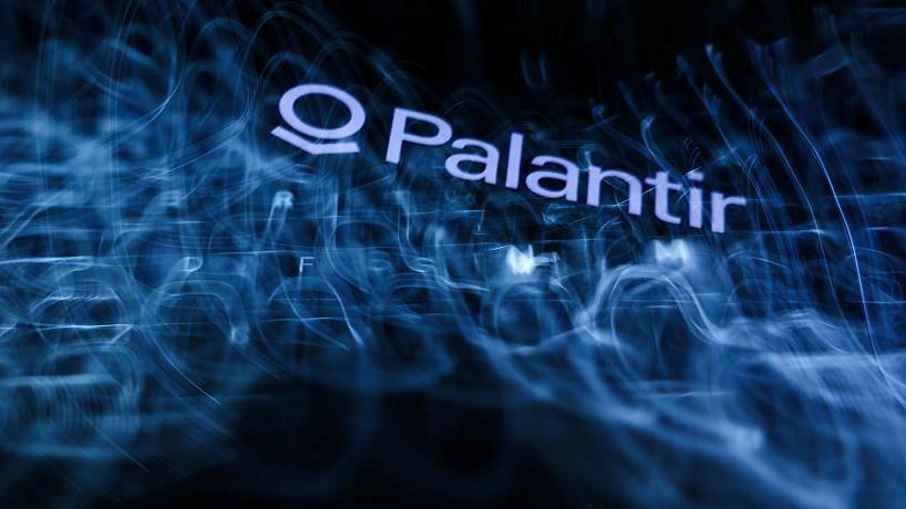 Imagem do logotipo da Palantir sobre um fundo em tons de preto e azul 