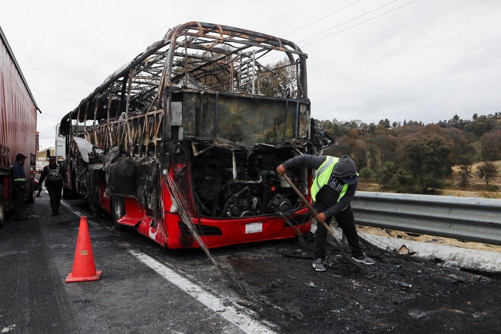 zapaljen autobus na putu u meksiku, zapaljeno vozilo usred talasa nasilja u Meksiku posle  operacije u kojoj je, prema vladinim izvorima, ubijen meksički narko-bos Nemesio Osegera, poznat kao „El Menčo“, kriminal i nasilje u meksiku, zapaljena vozila na putu u meksiku