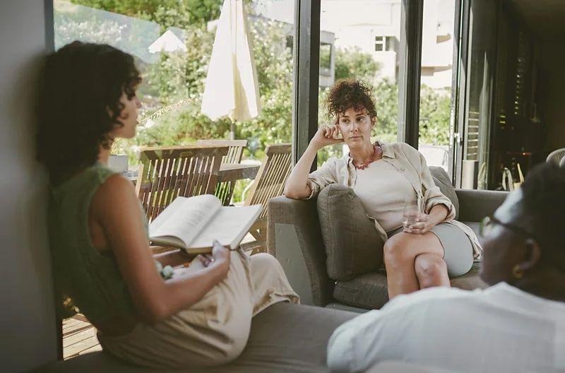 Un grupo de mujeres conversando.