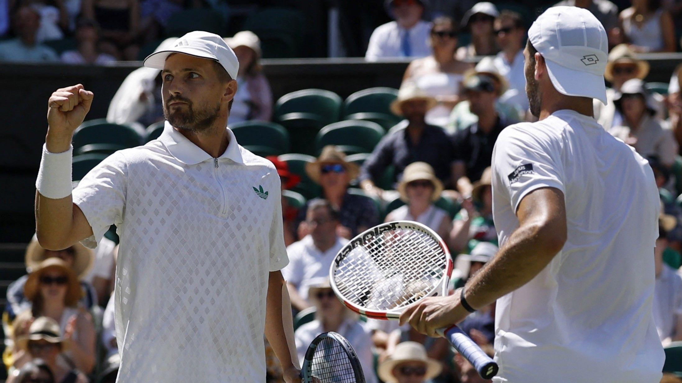 Wimbledon: Glasspool & Cash take first set of doubles final, Hewett & Reid broken back