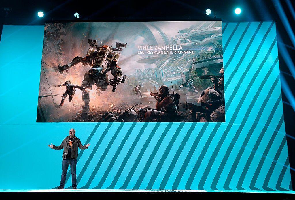 Zampella en la presentación de Titanfall 2 en 2016.