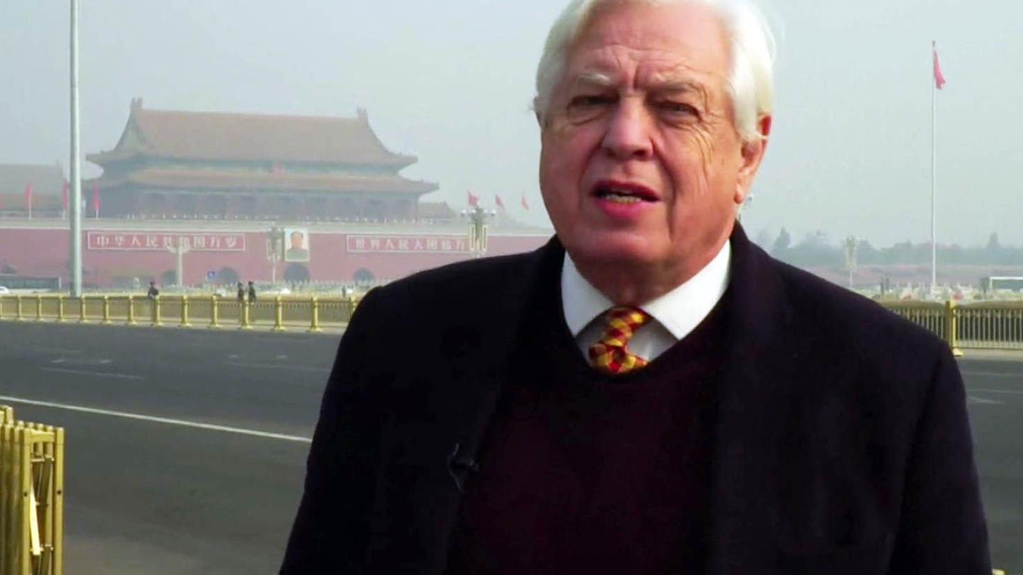 約翰·辛普森在2016 年的天安門廣場做報導
