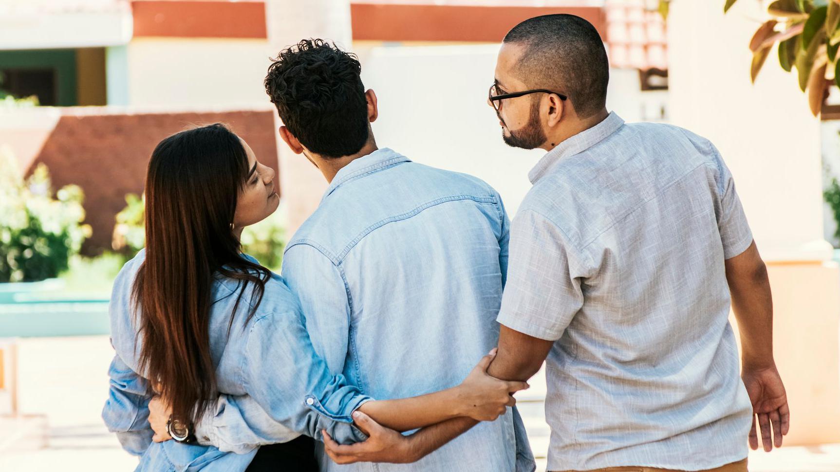 Una mujer con dos hombres.