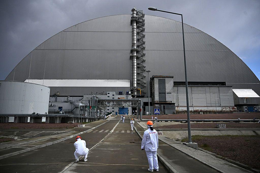 Foto que muestra el Nuevo Confinamiento Seguro, un domo de acero  diseñado para cubrir al reactor4 durante 100 años.
