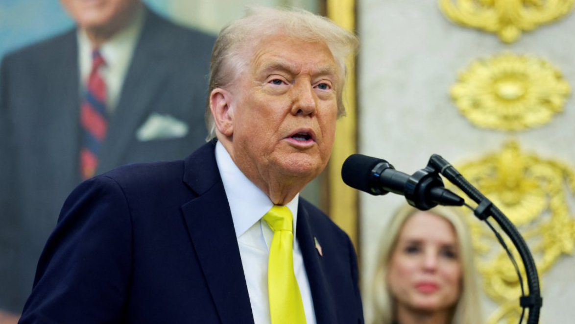 El presidente de EE. UU., Donald Trump, habla durante una conferencia de prensa en la Oficina Oval de la Casa Blanca en Washington, D.C., EE. UU., el 15 de octubre de 2025. REUTERS/Jonathan Ernst