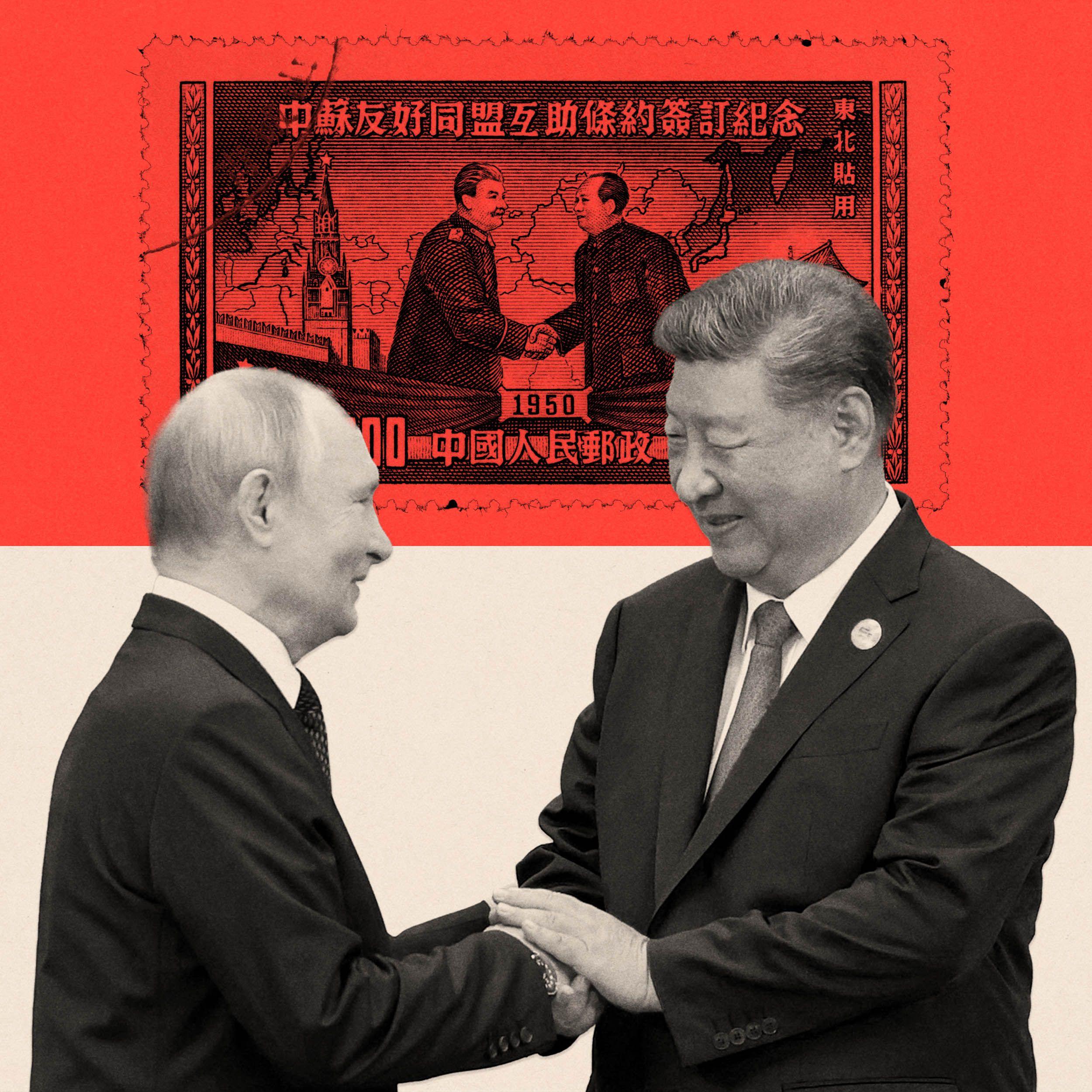 Putin y Xi se saludan con un apretón de manos; detrás de ellos se observa otra imagen de Stalin y Mao estrechándose la mano (basada en la imagen de un sello postal).