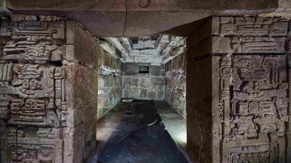 Una vista de la antecámara y la cámara de la Tumba 10 de Huitzo, con columnas talladas en piedra