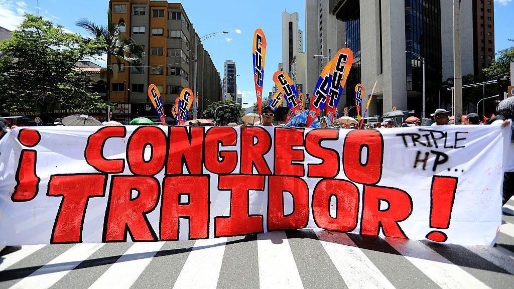 Seguidores de Petro, días después de la votación del Congreso en contra de la consulta popular.