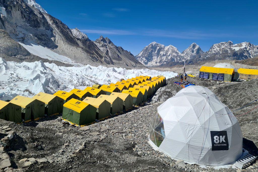 Una vista aérea de varias carpas en la base del Everest
