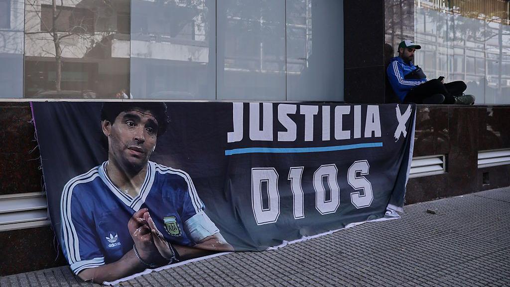 Un banner con una foto de Maradona y el texto Justicia D10S