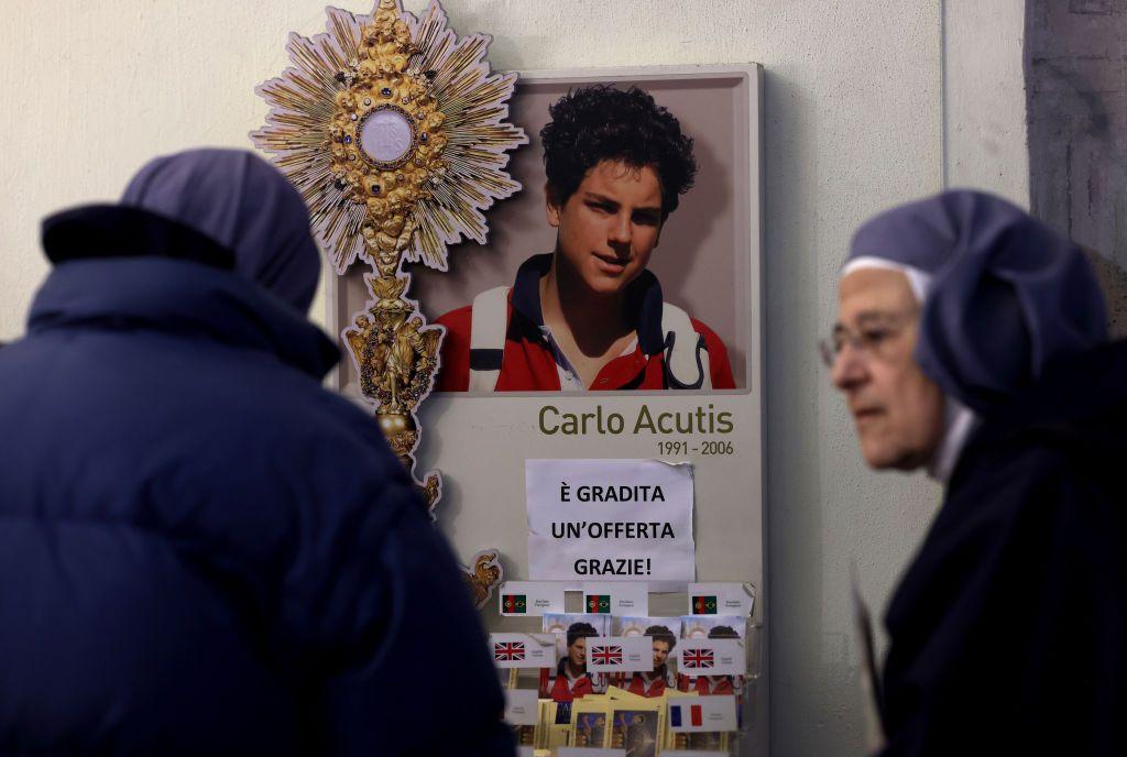Freiras rezam e prestam suas homenagens no túmulo do Beato Carlo Acutis na Igreja de Santa Maria Maggiore e Santuário da Renúncia em 18 de março de 2025 em Assis, Itália.