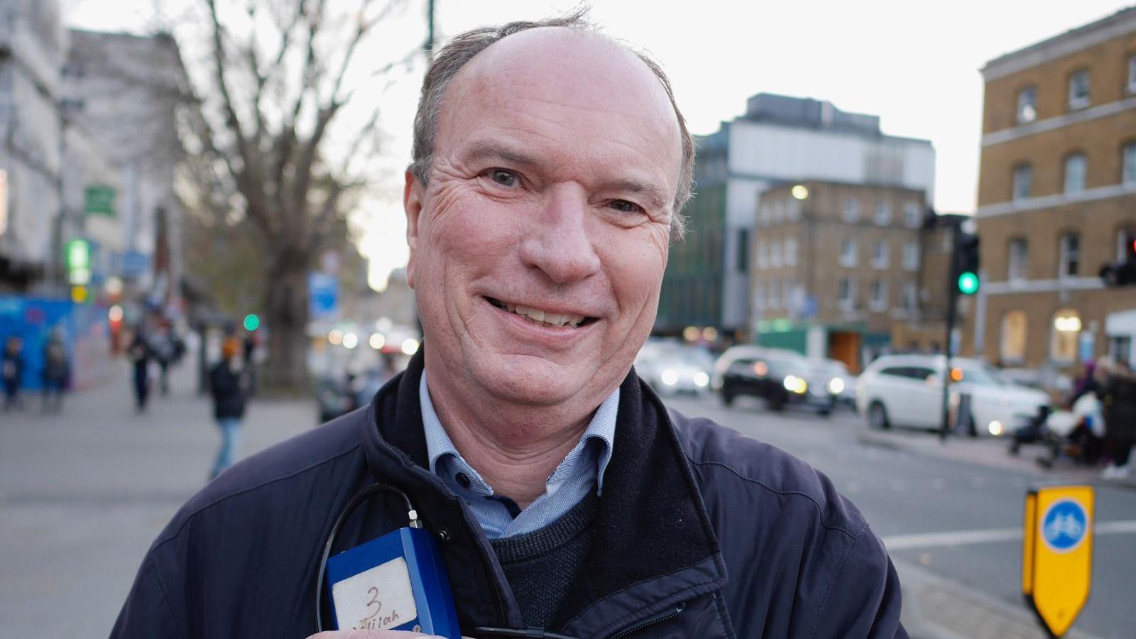 El profesor Grigg sobre una transitada avenida de Londres