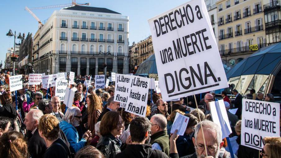 Una protesta en Madrid en 2015 a favor de un cambio en la ley para legalizar la eutanasia en España