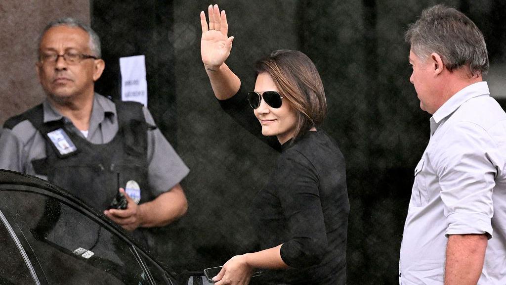 Michelle Bolsonaro acena na saída da Superintendência da Polícia Federal de Brasília. 