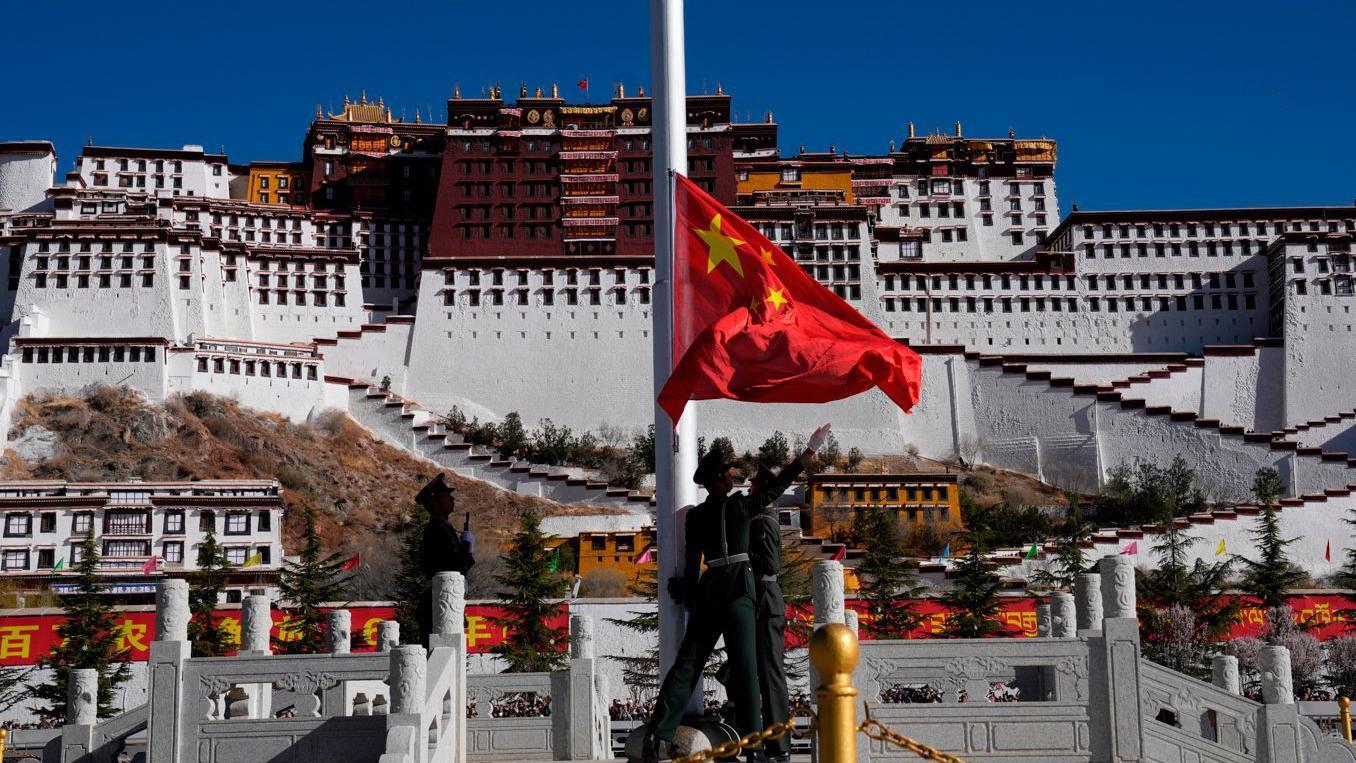 Una bandera china ondea prominentemente frente al Palacio de Potala en Lhasa, sede tradicional del poder del Dalai Lama.