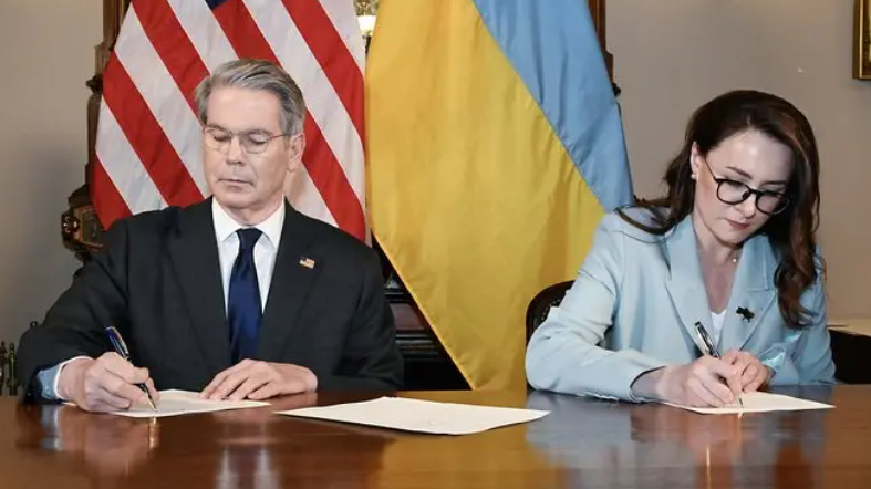 El secretario del Tesoro de Estados Unidos, Scott Bessent, y la viceprimera ministra ucraniana, Yulia Svyrydenko, firmaron el acuerdo el miércoles.