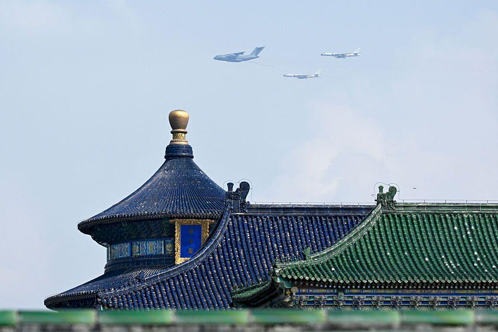 一隊軍機飛過天壇上空。