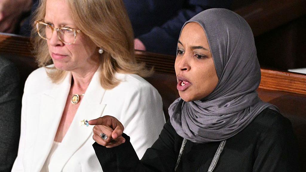 La representante estadounidense Ilhan Omar, demócrata de Minesota, reacciona mientras el presidente de Estados Unidos, Donald Trump, pronuncia el discurso del Estado de la Unión en la Cámara de Representantes del Capitolio de Estados Unidos en Washington, DC, el 24 de febrero de 2026. (Foto de Mandel NGAN / AFP a través de Getty Images)