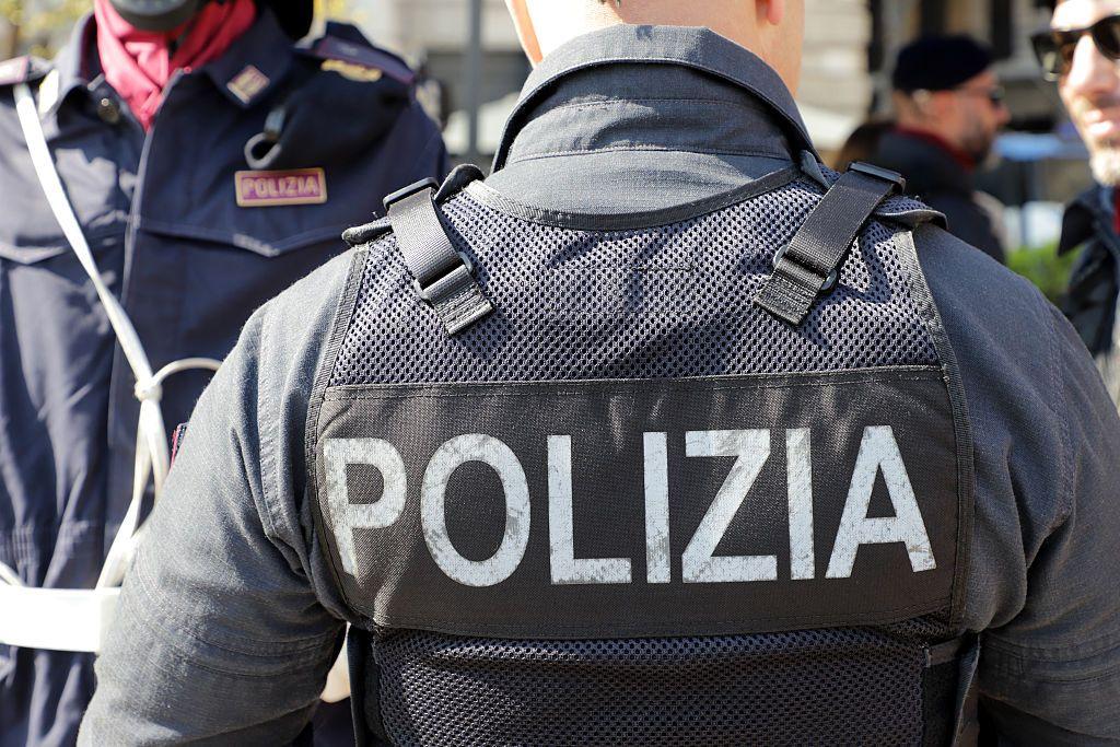 policial italiano visto de costas