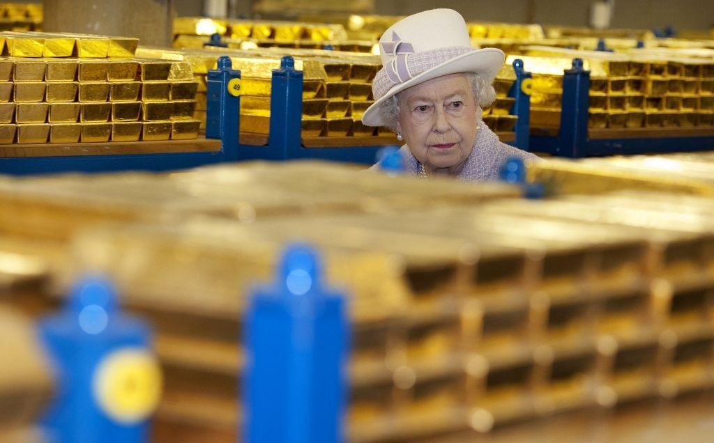 La fallecida Isabel II pasea por entre los lingotes de oro que están en el Banco de Inglaterra.