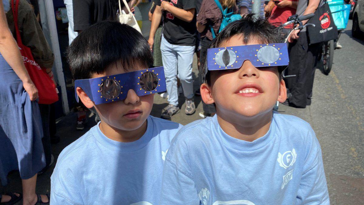 Os g&ecirc;meos Faron e Soren Walshe, de 7 anos, com seus &oacute;culos para observar o eclipse na George's Street, em Dublin, na Irlanda