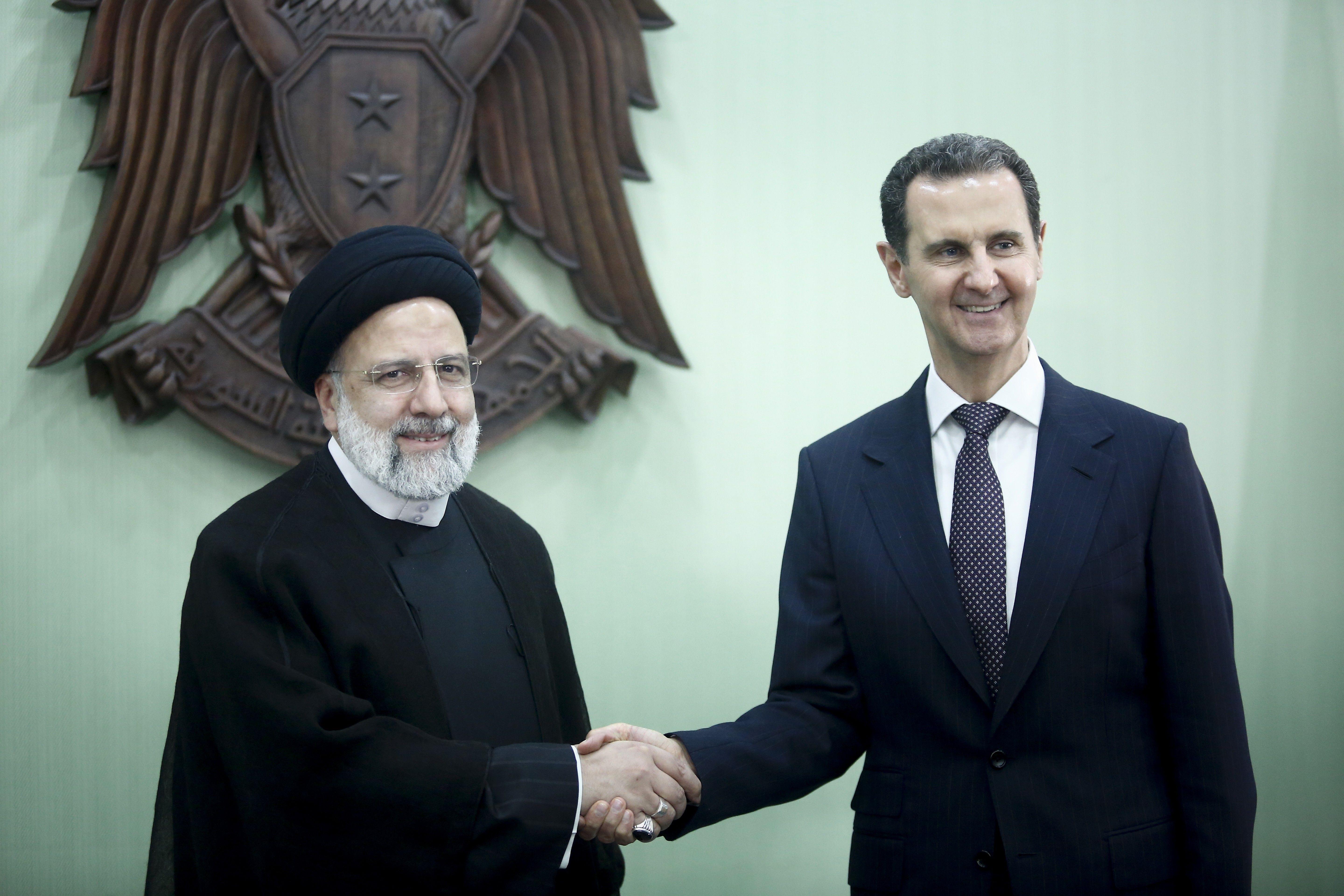 الرئيس الإيراني إبراهيم رئيسي والرئيس السوري بشار الأسد خلال زيارة رسمية إلى دمشق.