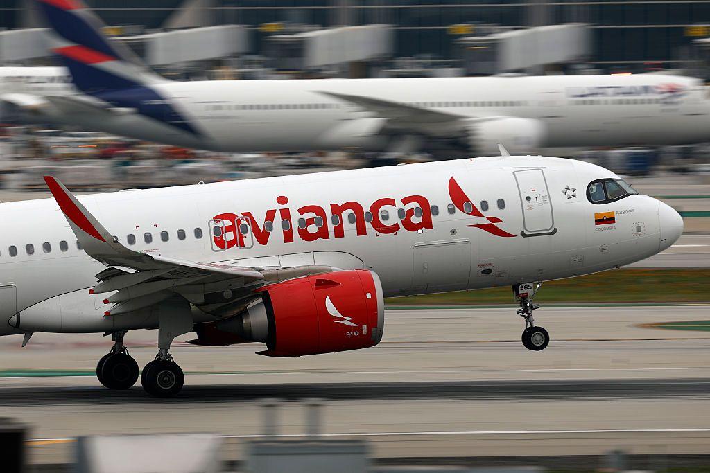 Un avión de Avianca despejando y detrás uno de Latam.