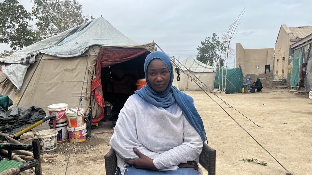 هجمات المسيّرات في بورتسودان تحولها من ملاذ إلى ساحة رعب 2 تجلس حواء أمام خيمة في مخيم للنازحين في بورتسودان.