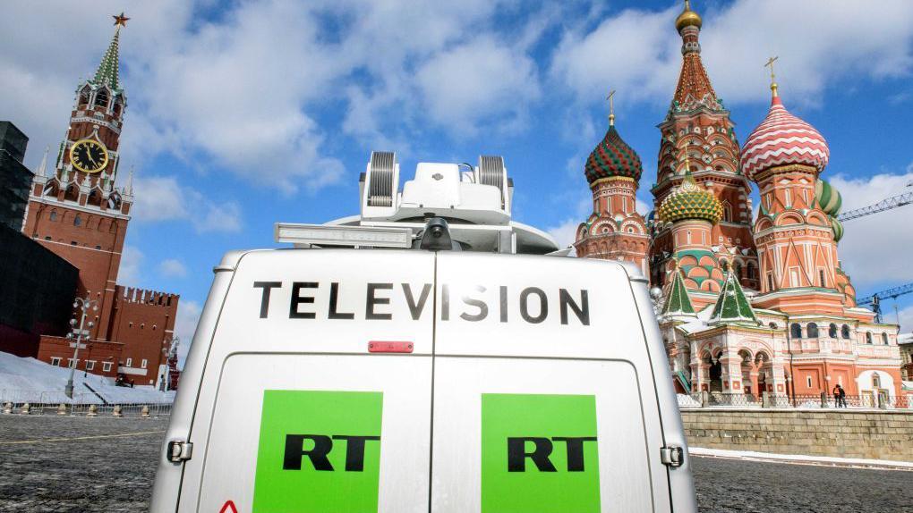 Van de transmissão da TV Russia Today (RT), controlada pelo Estado russo, estacionada em frente à Catedral de São Basílio e ao Kremlin, perto da Praça Vermelha, em Moscou