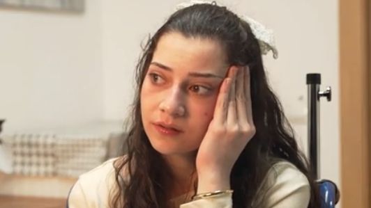 Noelia Castillo, mira de lado, con una mano en la sien y gesto serio.