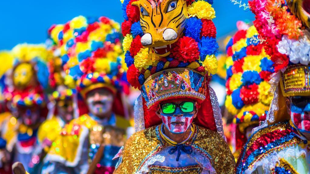 Imagen de un desfile durante el Carnaval de Barranquilla en 2024.