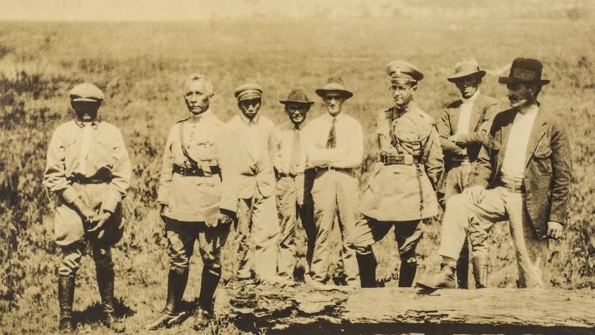 Imagem de Rondon ao lado de militares