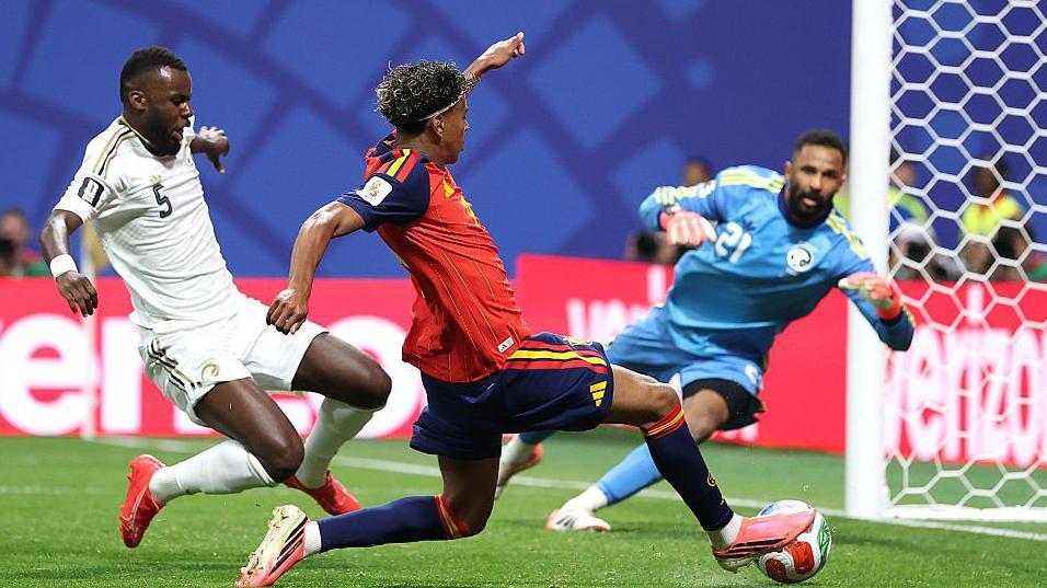 Momento en que el español Yamin Lamal se dispone a anotar un gol contra Arabia Saudita.