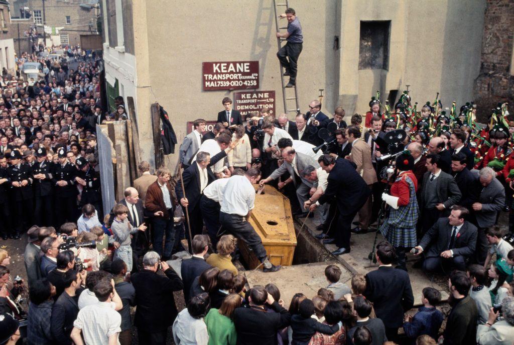 Momento en el que sacan el ataúd, con mucha gente alrededor