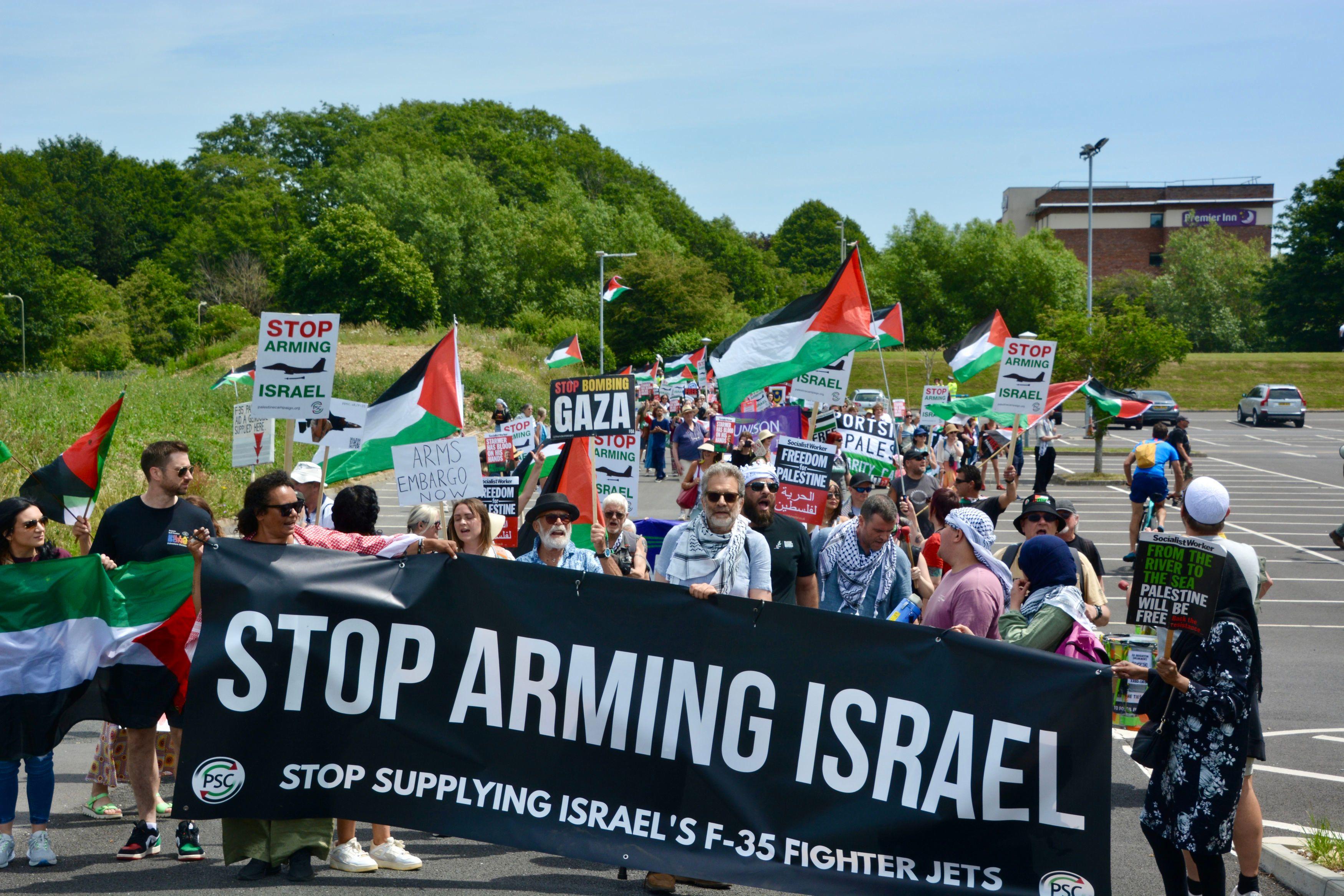 Manifestantes participam de um protesto organizado pela Palestine Solidarity Campaign (PSC) próximo às instalações da Lockheed Martin UK, em Havant, Hampshire, contra o envio de componentes do caça F-35 do Reino Unido para Israel
