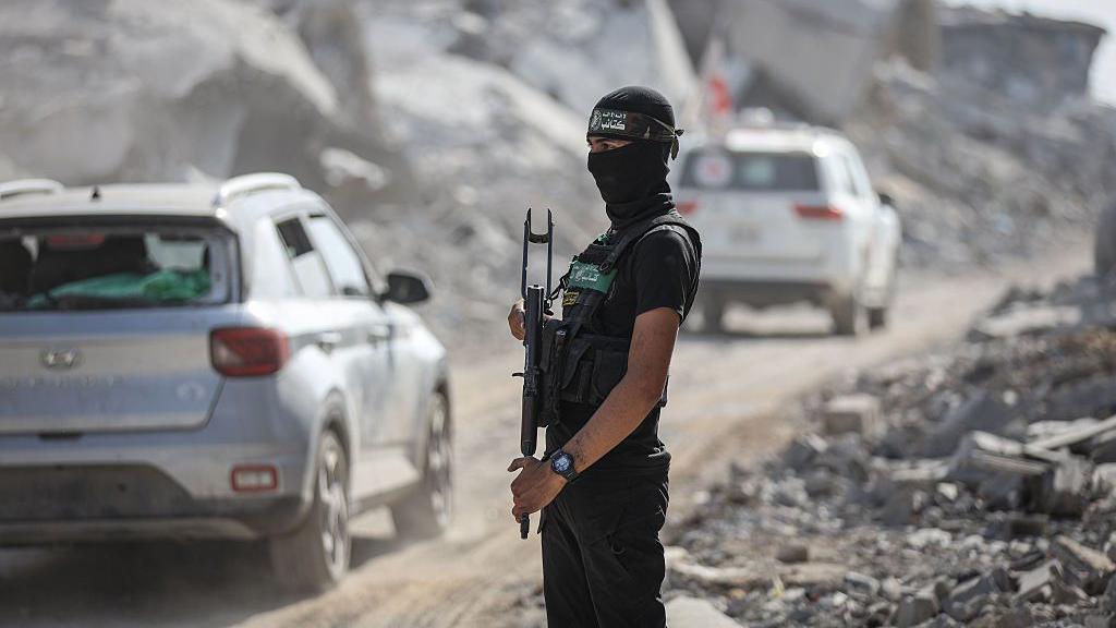 تستمر جهود البحث عن جثث الرهائن الإسرائيليين لليوم الرابع في حي الشجاعية شرق غزة، بموجب اتفاق وقف إطلاق النار بين الجيش الإسرائيلي وحماس في 5 نوفمبر/تشرين الثاني 2025. وتعمل آليات ثقيلة من مصر وفرق من الصليب الأحمر وكتائب القسام في محيط شارع بغداد، حيث يُعتقد أنّ الرهائن قتلوا.