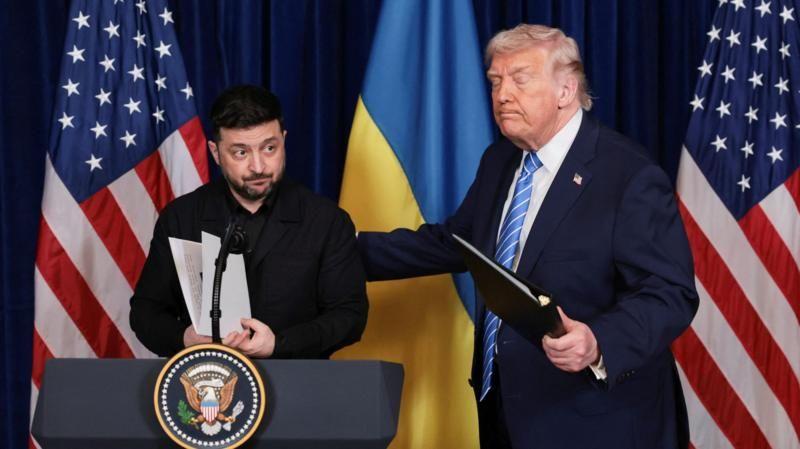 O presidente ucraniano Volodymyr Zelensky e o presidente dos Estados Unidos, Donald Trump, durante coletiva de imprensa em Mar-a-Lago em 28 de dezembro de 2025