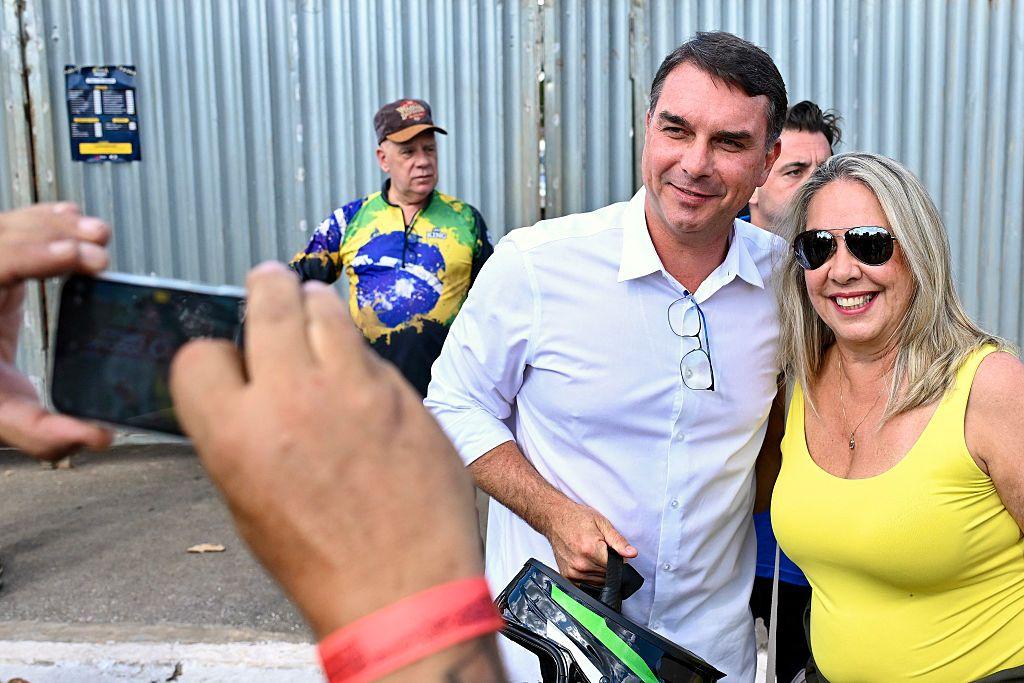 Flavio Bolsonaro con una seguidora del expresidente en la calle