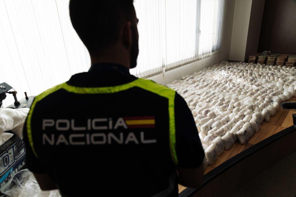 Policía frente a un cargamento de cocaína.
