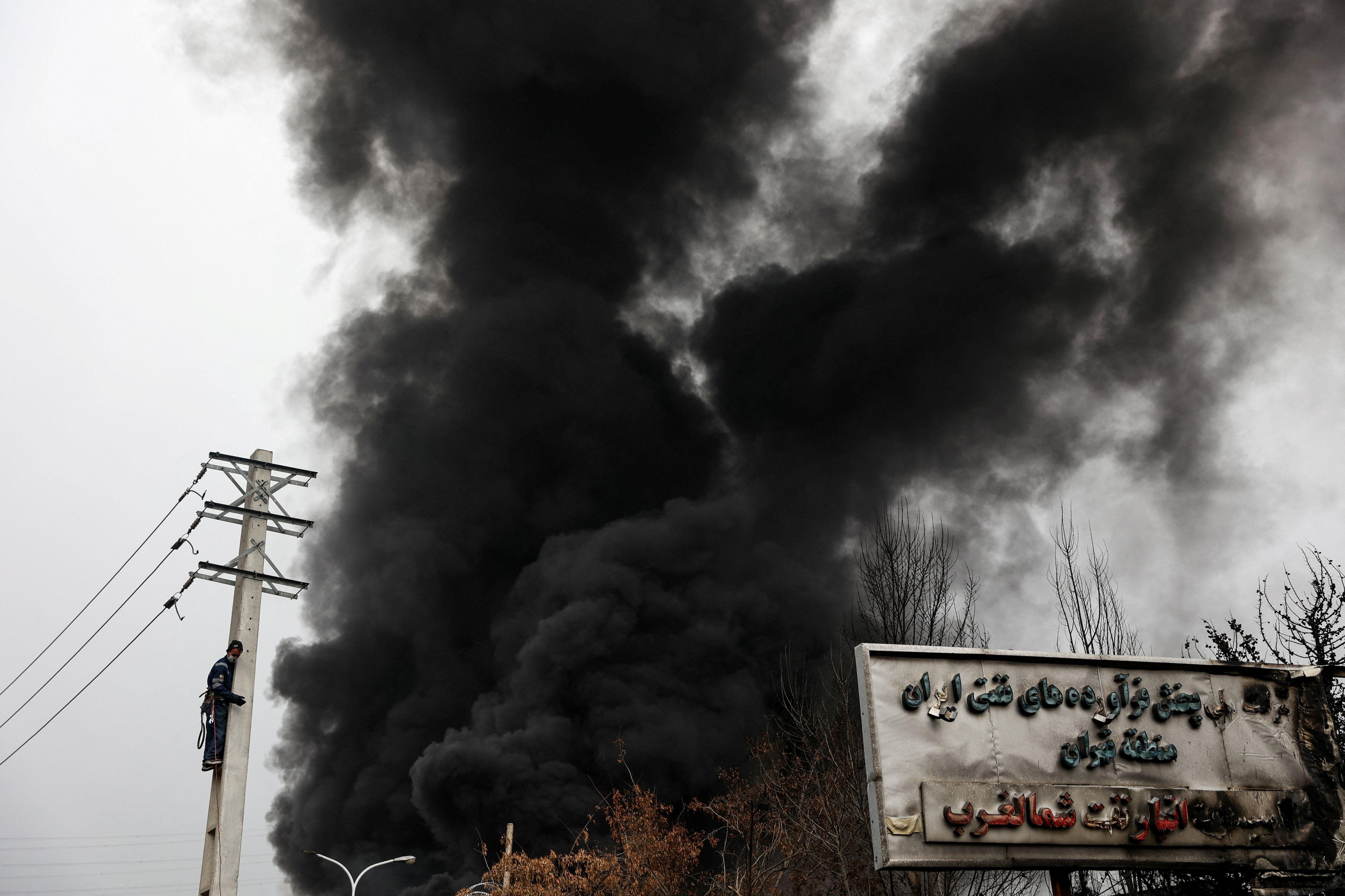 Gust crni dim iznad pogođenog naftnog postrojenja u Šahranu, predgrađu Teherana