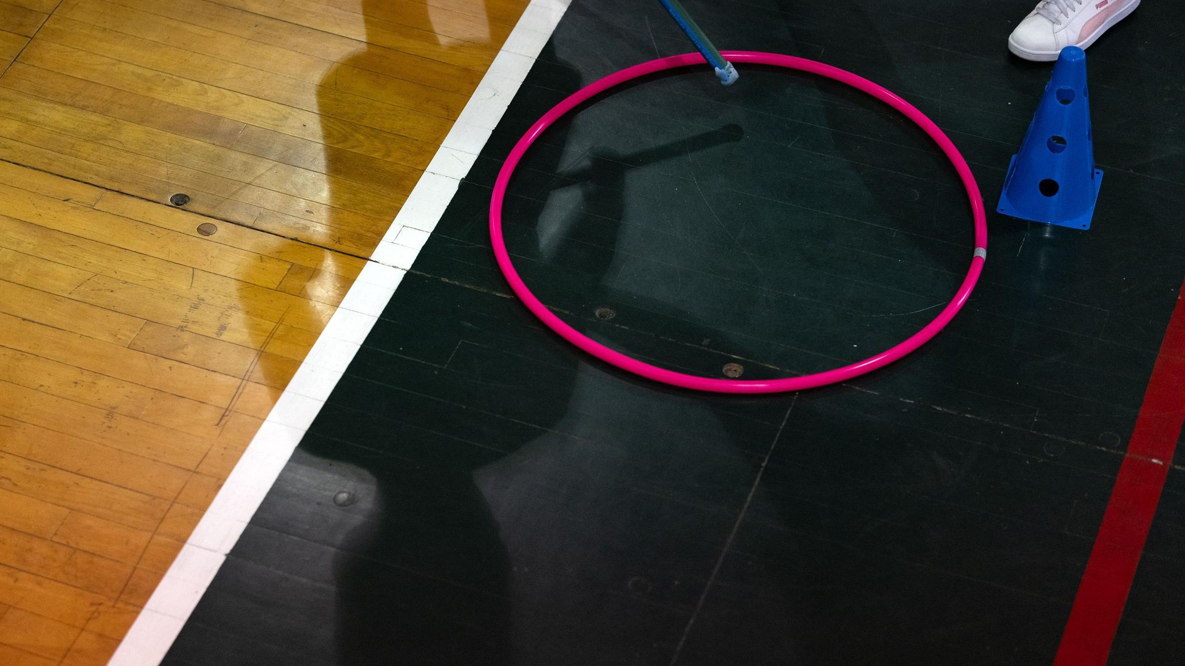 يلقي ظلّ صبي مصاب بالتوحد بظلاله أثناء مشاركته في جلسة برنامج التوحد "3C" في صالة الألعاب الرياضية التابعة لجامعة باجا كاليفورنيا المستقلة في تيخوانا، ولاية باجا كاليفورنيا، المكسيك، في 19 يونيو/حزيران 2024. طوّر مدرب الفنون القتالية الروماني بول كوجوكارو برنامج "3C Therapy"، وهو برنامج لتحسين القدرات الحركية العصبية المشبكية يربط الجسم بالدماغ.