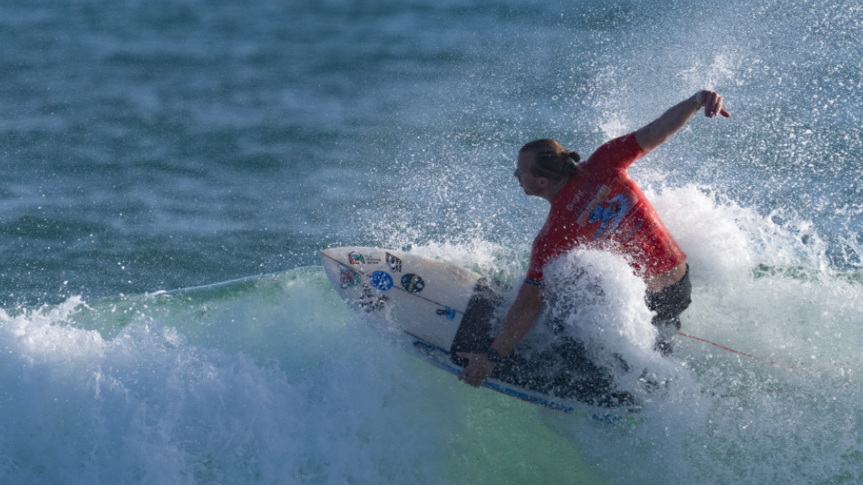 Em mar&ccedil;o, conquistou o t&iacute;tulo da categoria kneeling (para atletas que surfam ajoelhados) no Campeonato Australiano Profissional de Surfe Adaptado Bright Sky de 2026