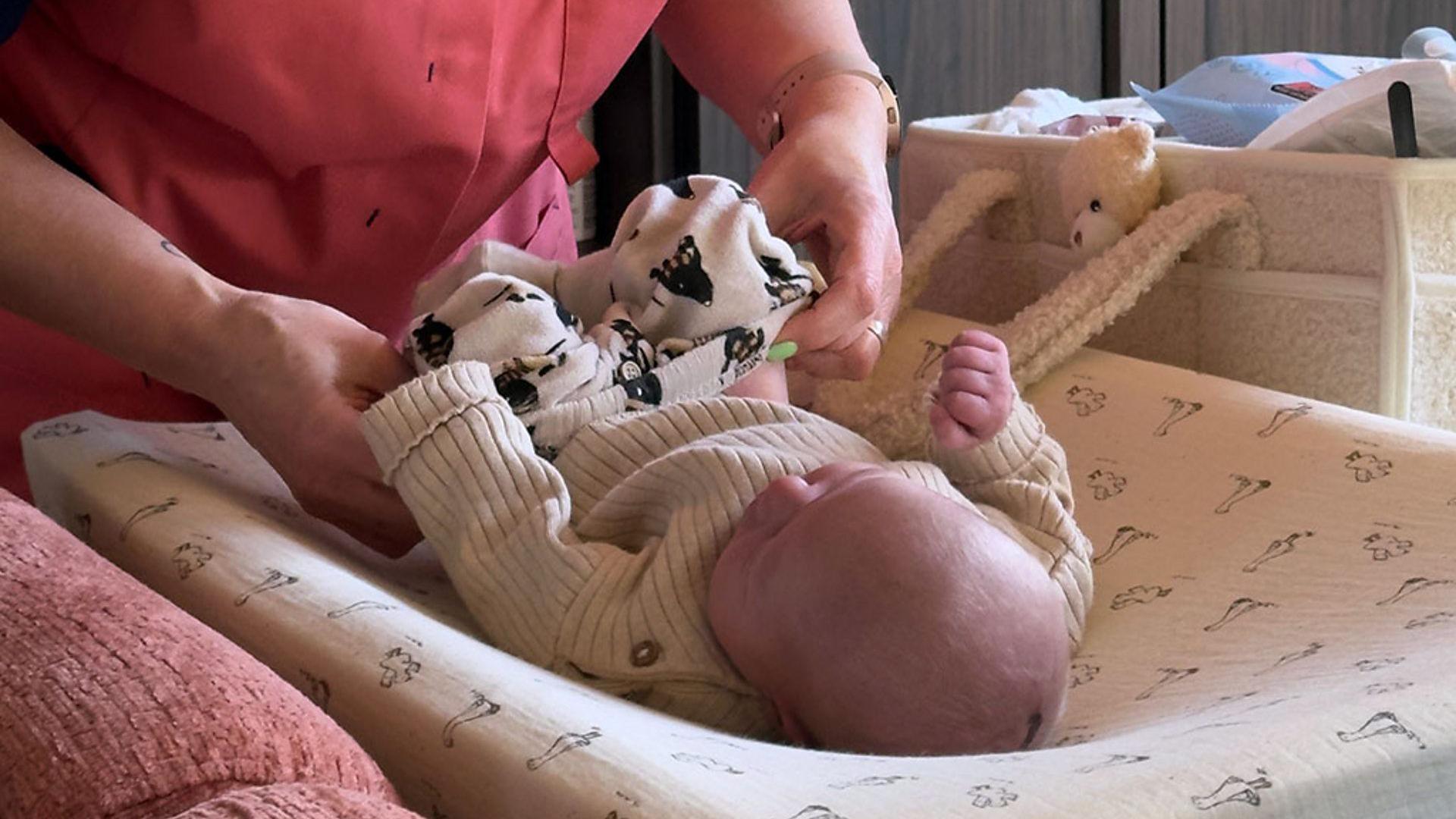 El kraamverzorgende ayudará con el bebé, pero también hará otras tareas en la casa para las que los nuevos padres podrían no tener tiempo o energía 