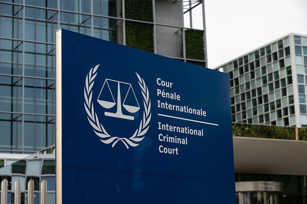 شعار المحكمة أمام مبناها في لاهاي