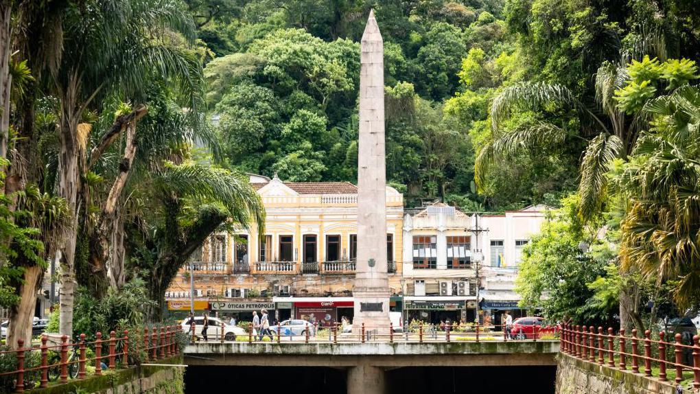 Casarões históricos e obelisco em Petrópolis (RJ).