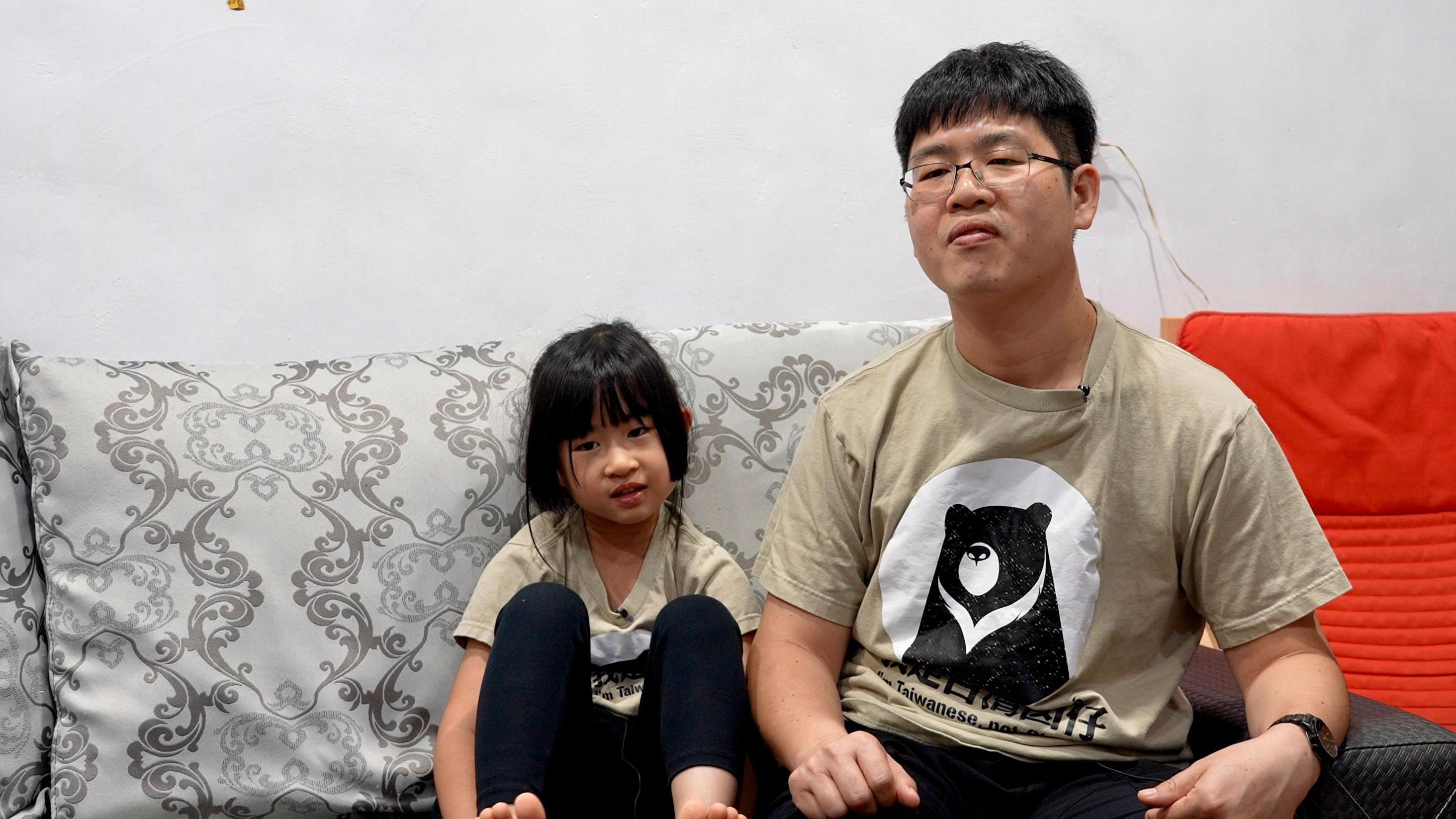 37歲的黃子維（右）從小在台語家庭環境長大，如今也為6歲的女兒在家中營造台語環境。