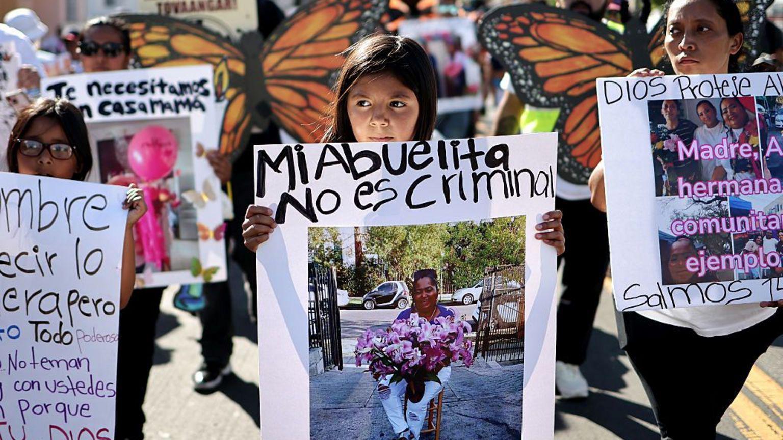 "Mi abuela no es una criminal" se lee en el cartel de una niña.