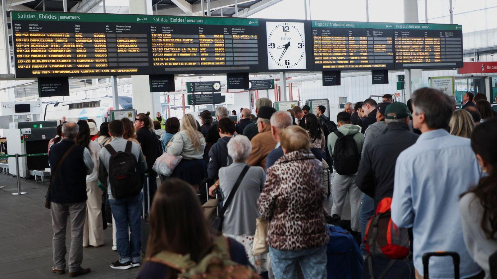 Passageiros buscam informações sobre trens remarcados após apagão que atingiu Espanha e Portugal