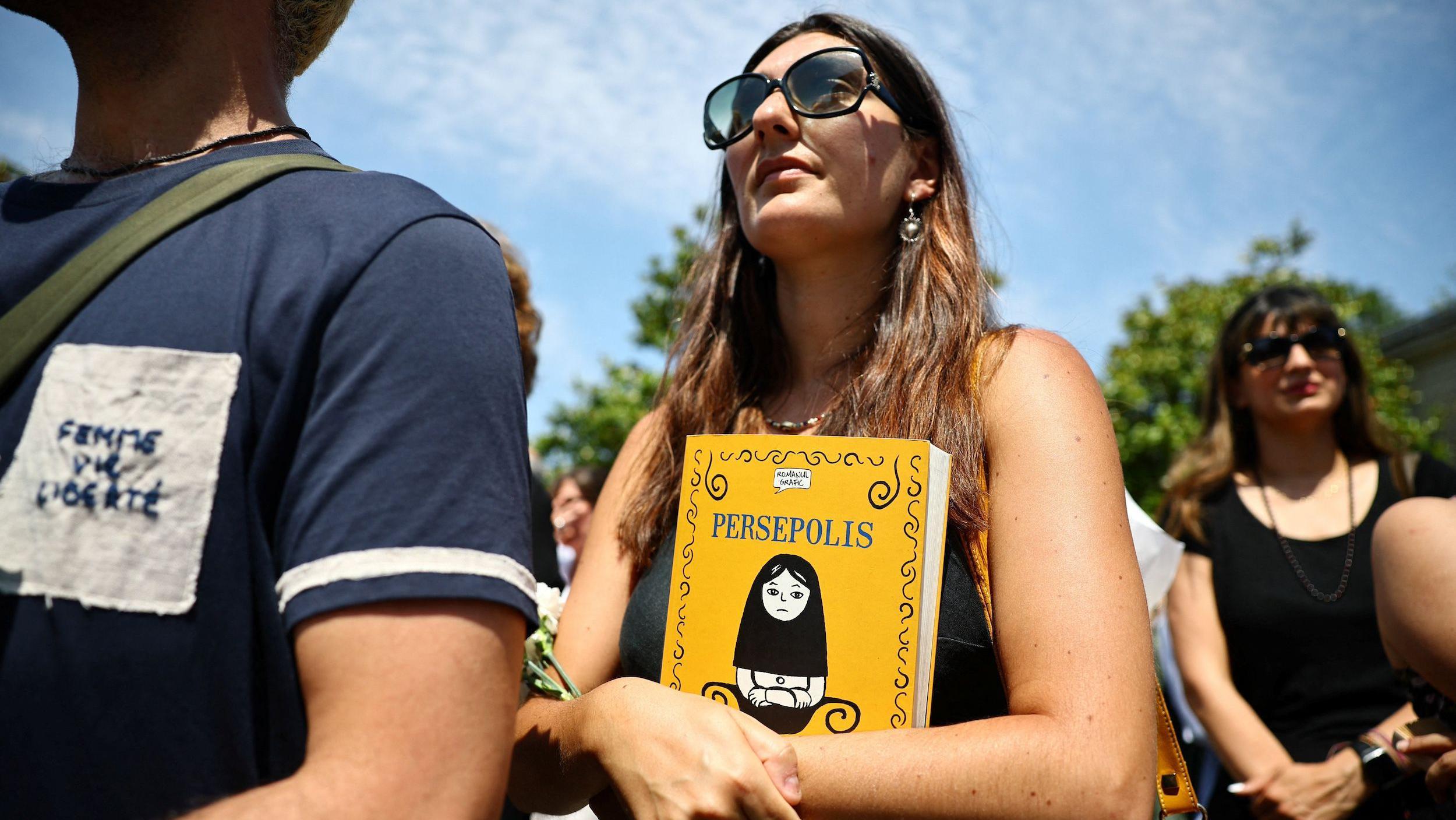 'Persepolis', priča koja odgaja buntovnice 5 Sahrana Satrapi