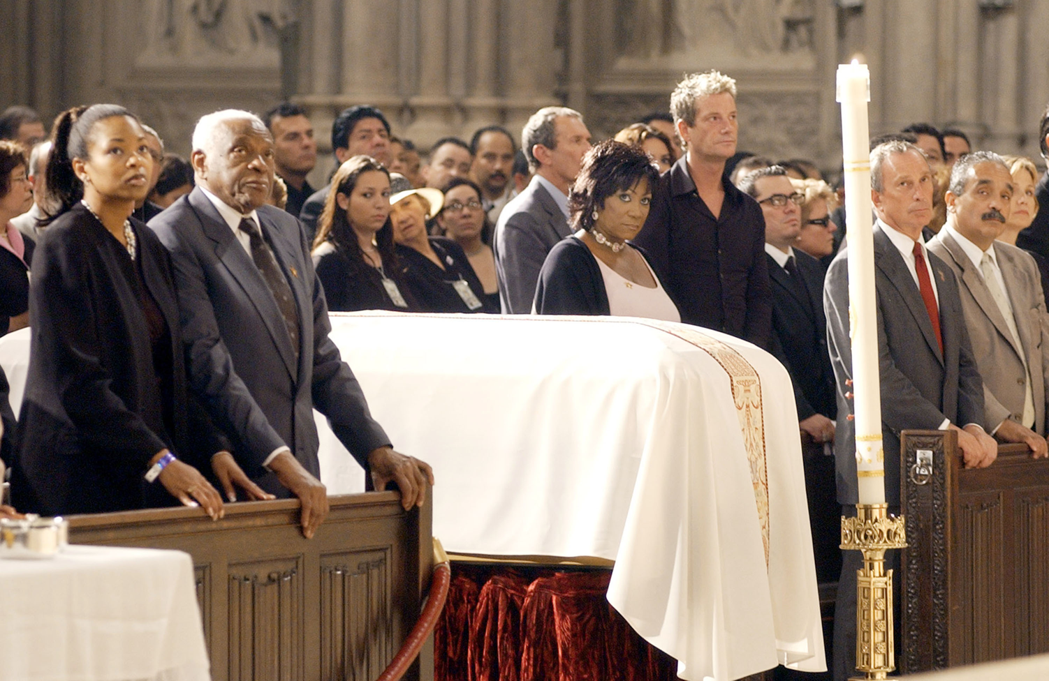 Pedro Knight (segundo a la izquierda), en la Catedral de San Patricio junto al ataúd de Celia Cruz, el cual está cubierto con un manto blanco. También se observan a la cantante Patti Labelle (en el centro) y al entonces alcalde de Nueva York, Michael Bloomberg